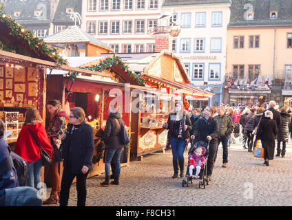 Menschen, die Einkaufen bei Ständen, Straßburger Weihnachtsmarkt, Straßburg, Elsass, Frankreich Europa Stockfoto