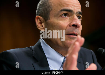 Washington DC, USA. 8. Dezember 2015. Carlos Brito, CEO, Anheuser-Busch InBev, spricht im Rahmen einer Senat Justiz Ausschusses Anhörung in Washington, D.C., am 8. Dezember 2015. Die mündlichen Verhandlung untersuchte mögliche kartellrechtliche Probleme mit AB InBev $ 100 Milliarden-Übernahme von SABMiller. Bildnachweis: Kristoffer Tripplaar/Alamy Live-Nachrichten Stockfoto