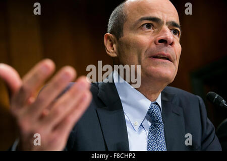 Washington DC, USA. 8. Dezember 2015. Carlos Brito, CEO, Anheuser-Busch InBev, spricht im Rahmen einer Senat Justiz Ausschusses Anhörung in Washington, D.C., am 8. Dezember 2015. Die mündlichen Verhandlung untersuchte mögliche kartellrechtliche Probleme mit AB InBev $ 100 Milliarden-Übernahme von SABMiller. Bildnachweis: Kristoffer Tripplaar/Alamy Live-Nachrichten Stockfoto