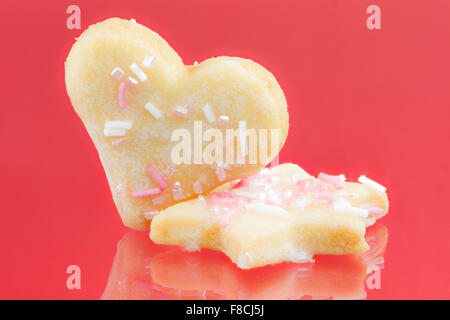 Süße Weihnachtsplätzchen mit Herz und Stern Form Stockfoto