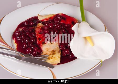 Pfannkuchen mit Kirschen Stockfoto