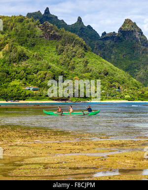 Ausleger-Kanu von Mt. Makana genannt Bali Hai in Haena, Kauai Stockfoto