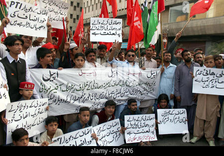 Aktivisten der verschiedenen politischen Parteien protestieren gegen Takelage von Tehreek-e-Insaf (PTI) während der lokalen Stellen Wahlen 2015 behaupten, während Demonstration in Karachi Presseclub auf Dienstag, 8. Dezember 2015. Bei lokalen Behörden Wahl Muttehida Qaumi Bewegung Tabula Rasa Sieg und werden in der Lage, Steuerung Karachi. Stockfoto