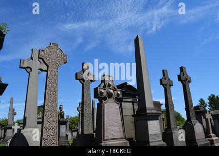 Keltische Kreuze und andere Grabsteine auf Glasgow Necropolis an einem sonnigen Tag Stockfoto