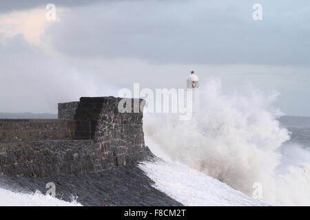 Porthcawl, Wales, UK. 8. Dezember 2015. UK-Wetter: Massive Wellen schlagen die Küste von Porthcawl, South Wales, UK. Bildnachweis: Andrew Bartlett/Alamy Live-Nachrichten Stockfoto