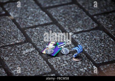 London, UK. 8. Dezember 2015. Medaillen von den Mitgliedern des Veterans for Peace UK außerhalb Downing Street verworfen. Bildnachweis: Mark Kerrison/Alamy Live-Nachrichten Stockfoto