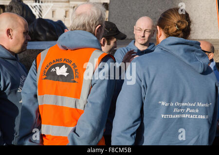 London, UK. 8. Dezember 2015. Mitglieder des Veterans for Peace UK auf dem Trafalgar Square vor dem Marsch zur Downing Street. Bildnachweis: Mark Kerrison/Alamy Live-Nachrichten Stockfoto