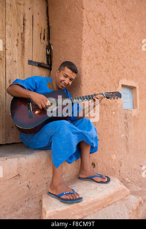 Marokkanischen Mann Musiker spielt Gitarre, Marokko Stockfoto