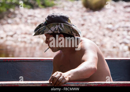 Ethnische Mann Rauchen in Canaima-Nationalpark, Venezuela Stockfoto