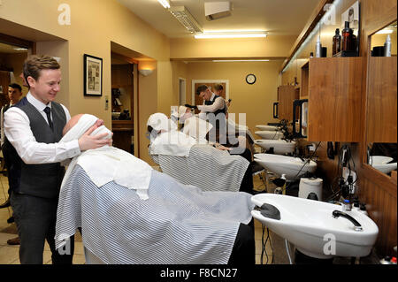 Männer erhalten heiß rasiert Handtuch vom Friseur in Londonderry, Nordirland. Stockfoto