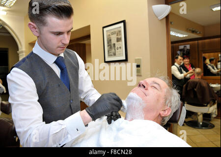 Mann empfangenden Rasur vom Friseur in Londonderry, Nordirland. Stockfoto