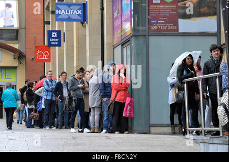 Arbeitslose in der Warteschlange außerhalb Jobmesse in Londonderry, Nordirland Stockfoto