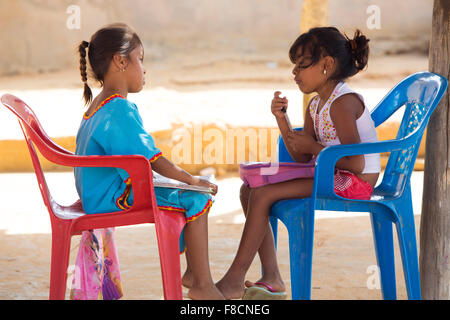 Unschuldige Wayuu Mädchen spielen zusammen in Punta Gallinas Stockfoto