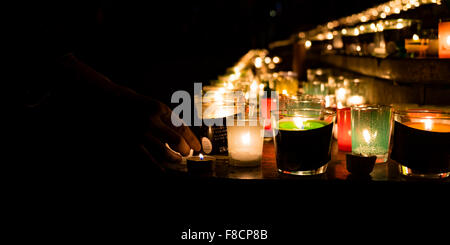 Fete des lumières: Lyon. 8. Dezember 2015. Das jährliche Festival des Lichts in Lyon wurde dieses Jahr als Reaktion auf die Anschläge von Paris abgesagt. Stattdessen wurden die Einheimischen aufgefordert, Kerzen in den Fenstern setzen erinnert an die alte katholische Tradition in der Stadt und auf den Stufen des Rathauses, hier gezeigt. Bildnachweis: Paul Swinney/Alamy Live-Nachrichten Stockfoto