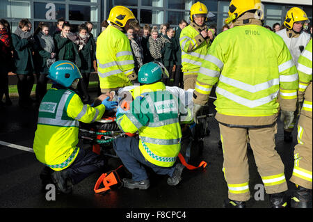 Notdienste Auto Unfall Simulation in Londonderry, Nordirland Stockfoto