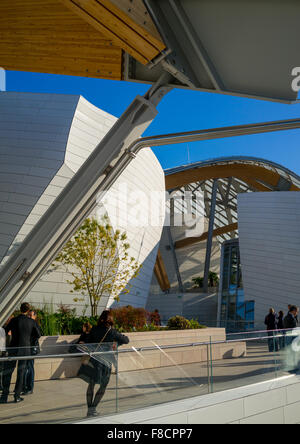 Besuchergruppe auf der Louis Vuitton Foundation Dachgarten, Bois De Boulogne, Paris, Frankreich Stockfoto