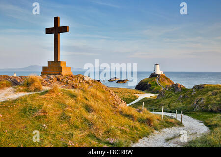 Llanddwyn Island; Kreuz und Leuchtturm; Anglesey; Wales; UK Stockfoto