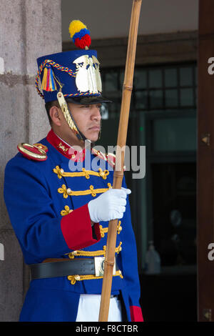 Präsidentengarde arbeiten im Präsidentenpalast in Quito Stockfoto