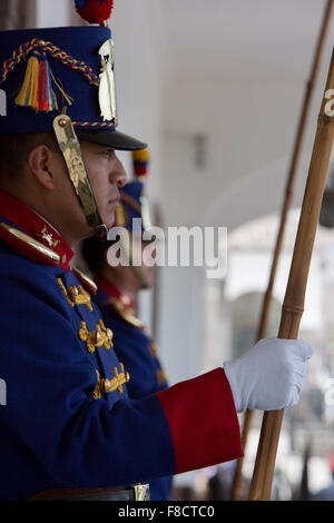 Präsidentengarde arbeiten im Präsidentenpalast in Quito Stockfoto