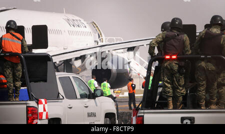 Mexico City, Mexiko. 8. Dezember 2015. Elemente des Sekretariats der Marine ankommen in der Sicherheitszone des Terminals 1 des Mexico Citys International Airport in Mexiko-Stadt, Hauptstadt von Mexiko, am 8. Dezember 2015. Laut lokalen Presseberichten wurde ein Flugzeug mit 179 Passagiere an Bord am Dienstag am Flughafen von Mexico City aufgrund einer Bombendrohung evakuiert. Es wurde festgestellt, dass es keine explosive Gerät nach der Ausführung der etablierten Sicherheitsprotokolle. Bildnachweis: Jorge Rios/Xinhua/Alamy Live-Nachrichten Stockfoto