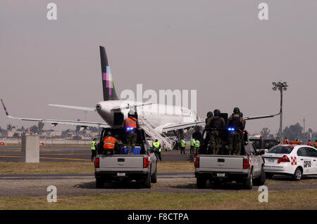 Mexico City, Mexiko. 8. Dezember 2015. Elemente des Sekretariats der Marine ankommen in der Sicherheitszone des Terminals 1 des Mexico Citys International Airport in Mexiko-Stadt, Hauptstadt von Mexiko, am 8. Dezember 2015. Laut lokalen Presseberichten wurde ein Flugzeug mit 179 Passagiere an Bord am Dienstag am Flughafen von Mexico City aufgrund einer Bombendrohung evakuiert. Es wurde festgestellt, dass es keine explosive Gerät nach der Ausführung der etablierten Sicherheitsprotokolle. Bildnachweis: Jorge Rios/Xinhua/Alamy Live-Nachrichten Stockfoto