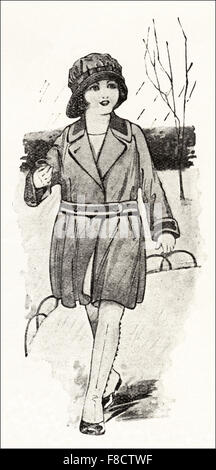 Flapper-Mode der 1920er Jahre. Des Kindes wasserdichte Jacke im Säulenformat rot & Saxe-blau mit Kappe zu entsprechen. Stockfoto