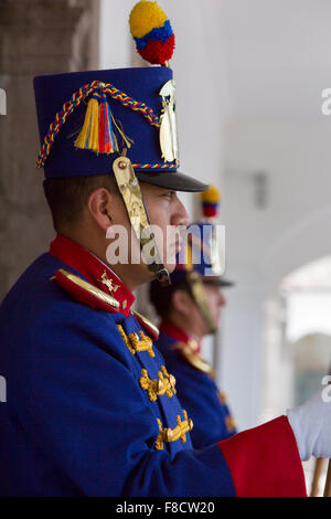 Präsidentengarde arbeiten im Präsidentenpalast in Quito Stockfoto