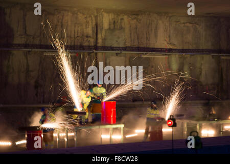 Schweißer in Aktion mit hellen Funken im u-Bahn tunnel Stockfoto