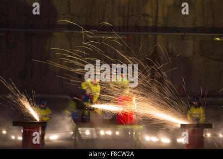 Schweißer in Aktion mit hellen Funken im u-Bahn tunnel Stockfoto