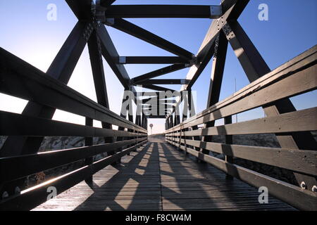 Fußgängerbrücke führt zu Praia da Falésia aus der Marina Vilamoura, Quarteira, Algarve, Portugal, Europa Stockfoto