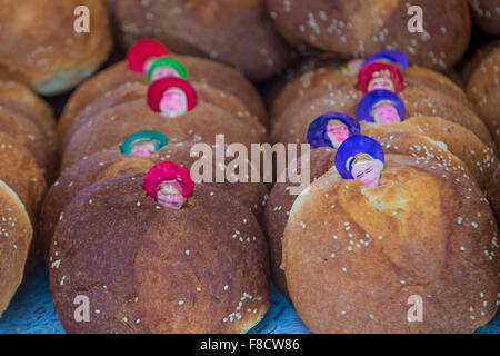 Traditionelle mexikanische Brot genannt Brot der Toten (Pan de Muerto) während der Tag der Toten Festlichkeiten in Mexiko gegessen. Stockfoto