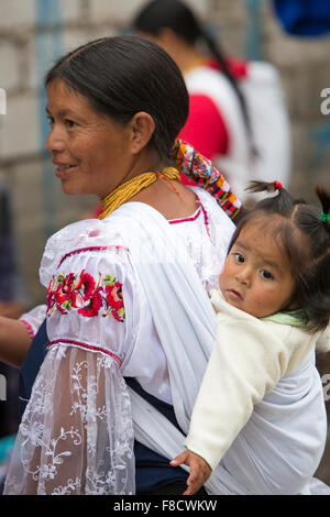 Frau von der ethnischen Gruppe der Mestizen in Otavalo, Ecuador Stockfoto
