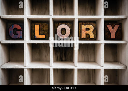 Das Wort 'Ruhm' Vintage Tinte geschrieben gebeizt Holz Buchdruck-Typ in einen partitionierten Drucker Schublade. Stockfoto