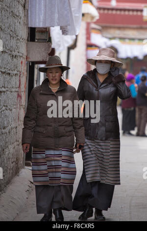 Frauen gehen in die alte Stadt Lhasa in Tibet. Stockfoto