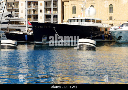 Die Aussicht auf Vittoriosa und moderne Yachten im Sonnenuntergang, Malta Stockfoto