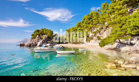 Küste im Dorf Brela, Makarska Riviera, Kroatien Stockfoto