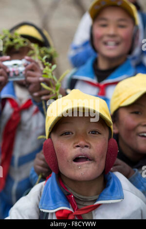 Tibetische Kinder, die spielen mit einer roten Fahne in Tibet Stockfoto