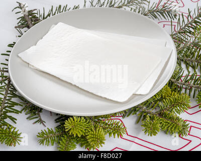 Traditionelles Heiligabend weißen Wafer auf einem Teller mit Tannenzweig Stockfoto