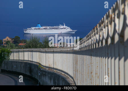 Kreuzfahrtschiff zu begeben, füllt sich mit Lieferungen überprüfen Passagiere und bereiten sich auf den Hafen wieder verlassen legen Sie das blaue Meer. Stockfoto