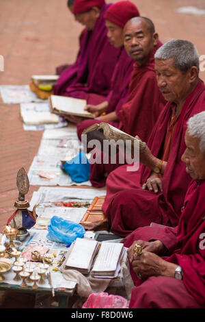 Mönche beten am Bouddanath Tempel in Kathmandu Stockfoto