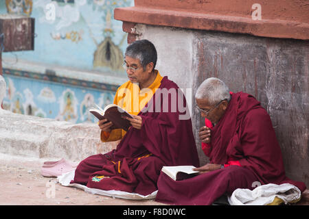 Mönche beten am Bouddanath Tempel in Kathmandu Stockfoto