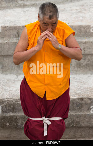 Tibetischer Mönch an der Boudhanath Stupa, Nepal beten Stockfoto