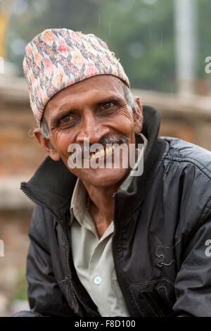 Porträt eines traditionellen älteren Mannes Lächeln für die Kamera in Kathmandu Stockfoto