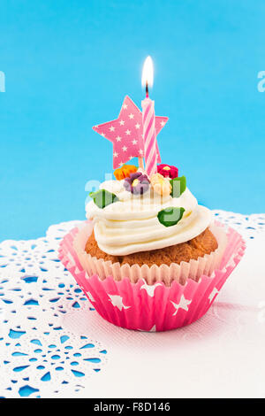 Geburtstag Kuchen auf blauem Hintergrund. Stockfoto