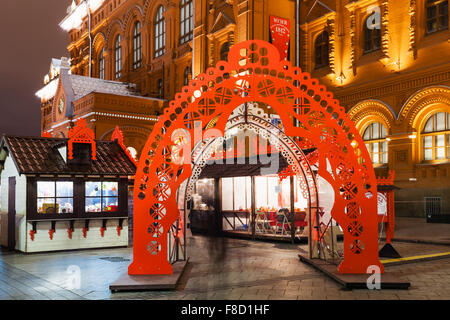 Moskau, Russland - 6. Dezember 2015: Eingang Messe Neujahr auf Manezhnaya Platz in Moskau bei Nacht. Manege-Platz ist eine große p Stockfoto