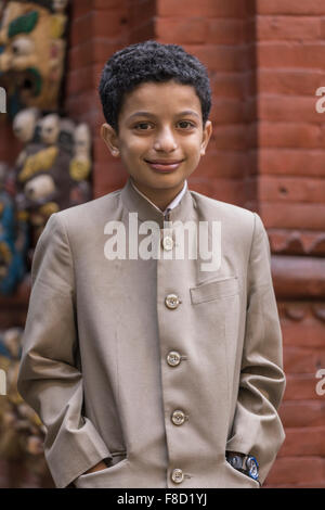 Porträt eines jungen Jungen in Bhaktapur Stockfoto