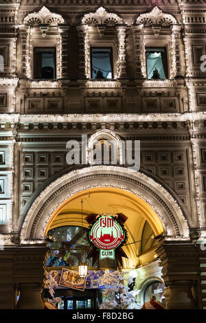 Moskau, Russland - 6. Dezember 2015: beleuchtete Eingang zum Kaufhaus GUM in Nacht. Kaugummi (Universal Hauptgeschäft, Zustand Depar Stockfoto