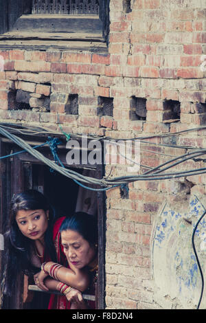 Zwei traditionelle Frauen in Bhaktapur Stockfoto