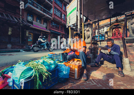 Marktverkäufer auf einem lokalen Markt in Bhaktapur Stockfoto