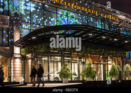 Moskau, Russland - 6. Dezember 2015: Menschen in der Nähe von Eingang in TsUM Store auf Kuznetsky meisten Street. TsUM - zentrale Universal Departm Stockfoto